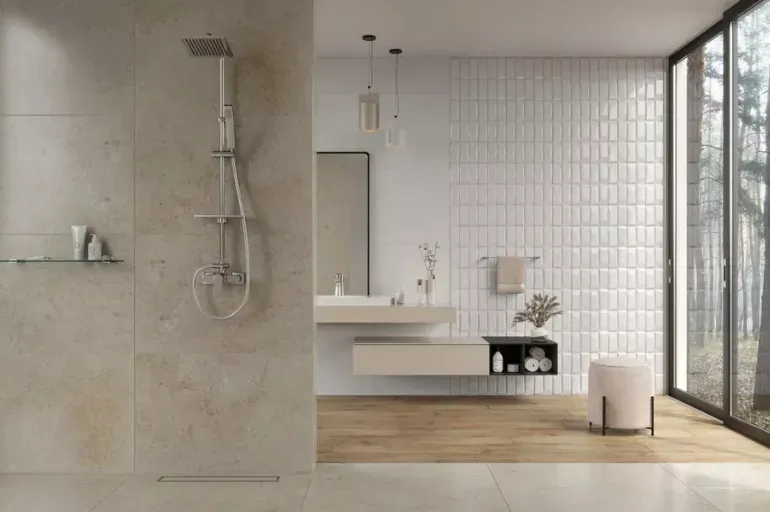 Naturalna łazienka z prysznicem walk-in, jasnymi płytkami, drewnem i armaturą FDESIGN