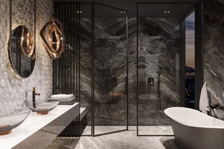 Nowoczesna łazienka glamour z marmurem, czarną armaturą FDESIGN i wanną wolnostojącą