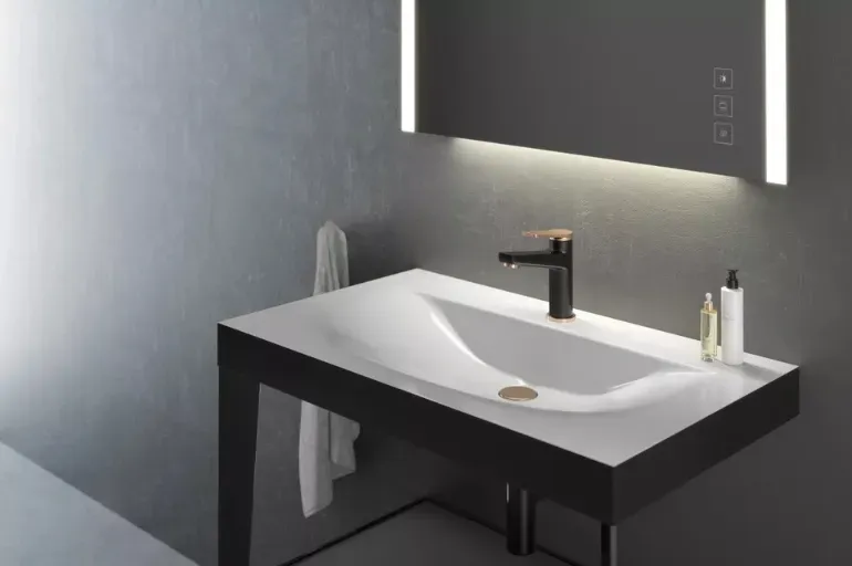 Minimalistyczna łazienka z czarną armaturą FDESIGN, białą umywalką i szarą ścianą