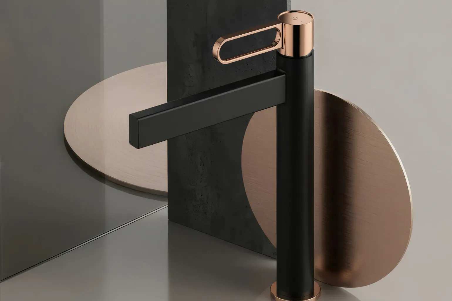 Wysoka, nablatowa bateria umywalkowa ZAFFIRO w wykończeniu Rose Gold-Black zestawiona z mlecznym szkłem, ciemnym betonem i szarą powierzchnią.