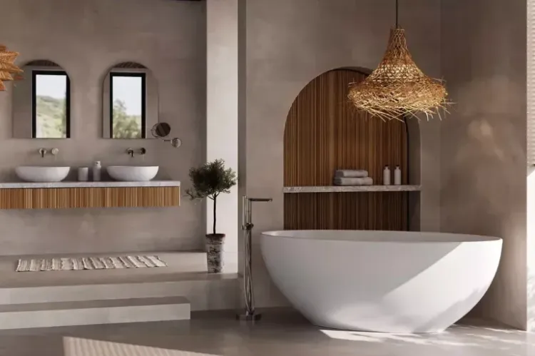 Naturalna łazienka w stylu boho z wanną wolnostojącą, drewnem, rattanem i beżową kolorystyką