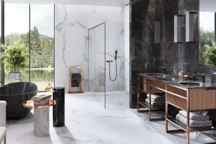 Łazienka glamour z czarnym marmurem, wanną wolnostojącą i armaturą FDESIGN w różowym złocie