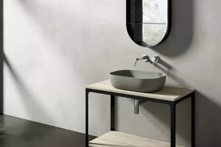 Naturalna łazienka w stylu skandynawskim z nablatową umywalką i minimalistyczną armaturą