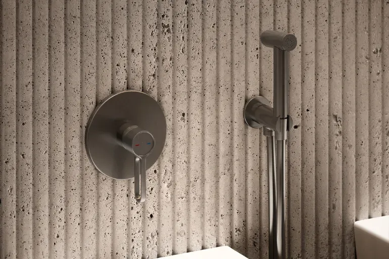 FDESIGN, kolekcja ZAFFIRO GUN METAL - podtynkowa bateria bidetowa w metalicznym wykończeniu. Podtynkowy model prezentowany w strefie wc.