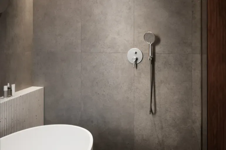 Strefa kąpielowa eleganckiej łazienki w stylu soft indutrial. Zestaw natryskowy z baterią podtynkową FDESIGN, kolekcja ZAFFIRO GUN METAL w metalicznym wykończeniu.