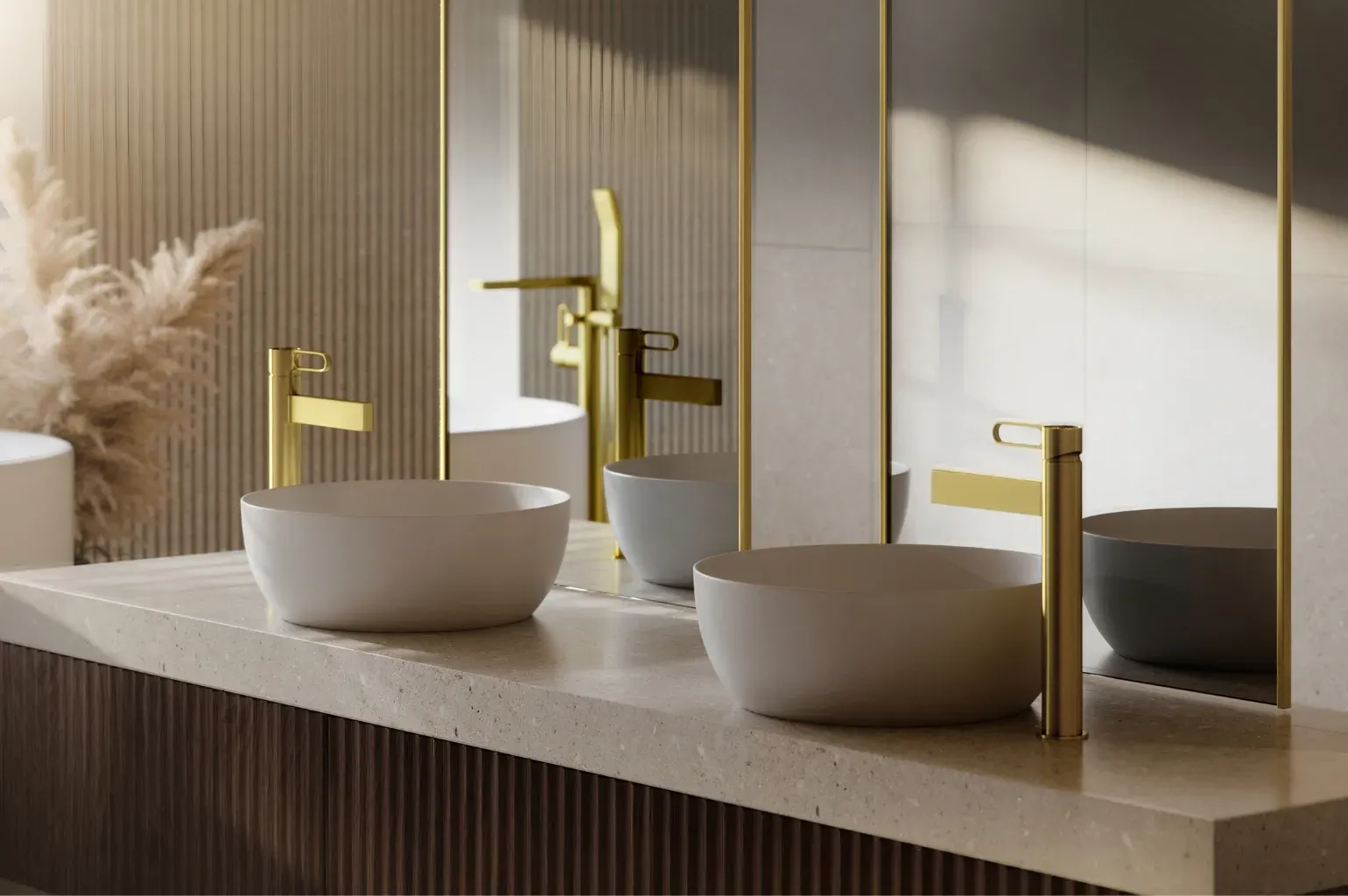 Podwójna strefa umywalkowa z wysokimi bateriami ZAFFIRO Brushed Gold i ryflowaną szafką w łazience japandi